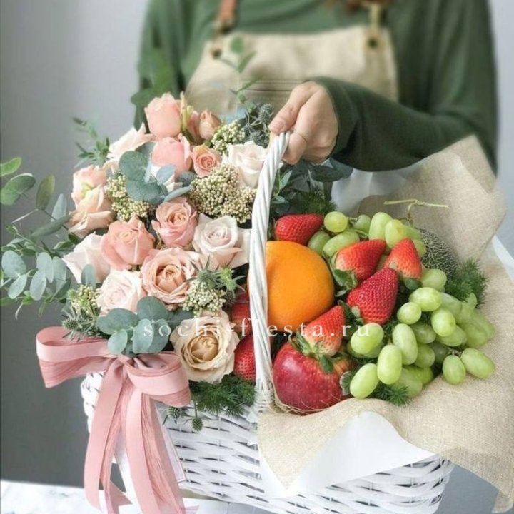 Фруктовая корзина c цветами в Энгельсе