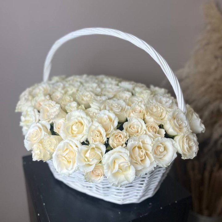 101 белая роза в корзине в Энгельсе
