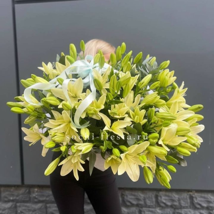 Лилии в корзине в Энгельсе