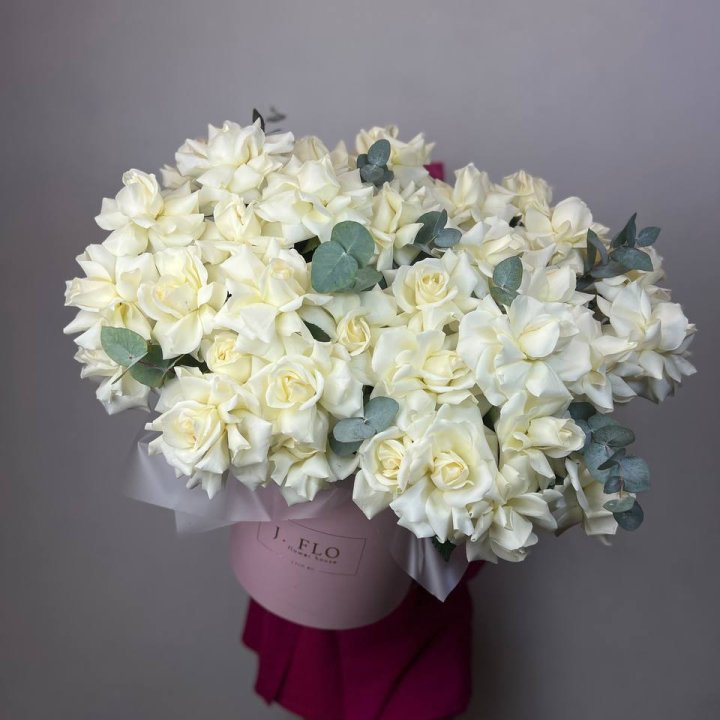 37 белых роз в боксе в Энгельсе