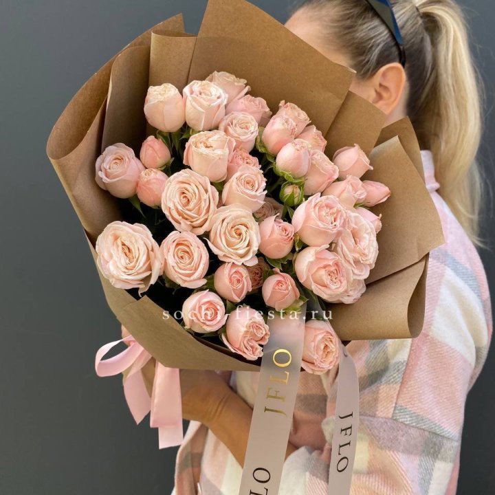 Кустовые розы Бомбастик в крафте в Энгельсе