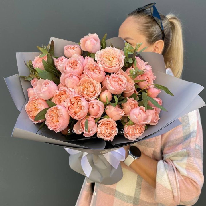 Букет с пионовидными розами "Пивайн" в Энгельсе