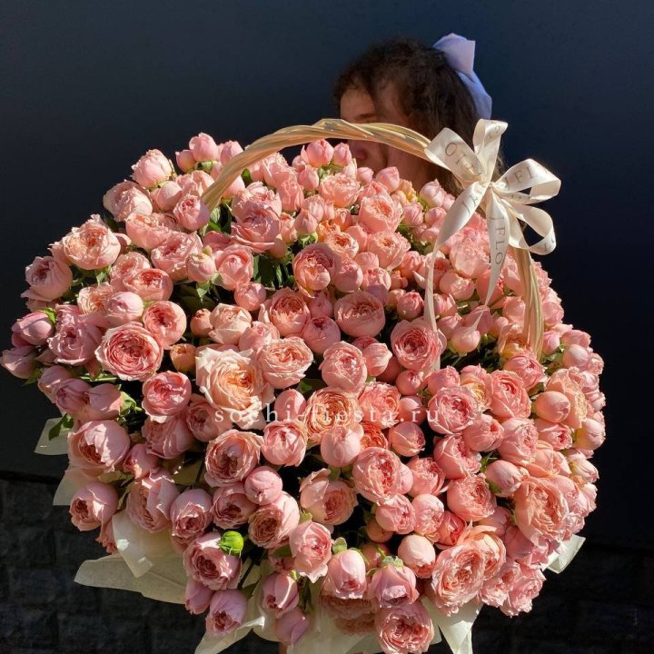 Корзина из пионовидных роз в Энгельсе