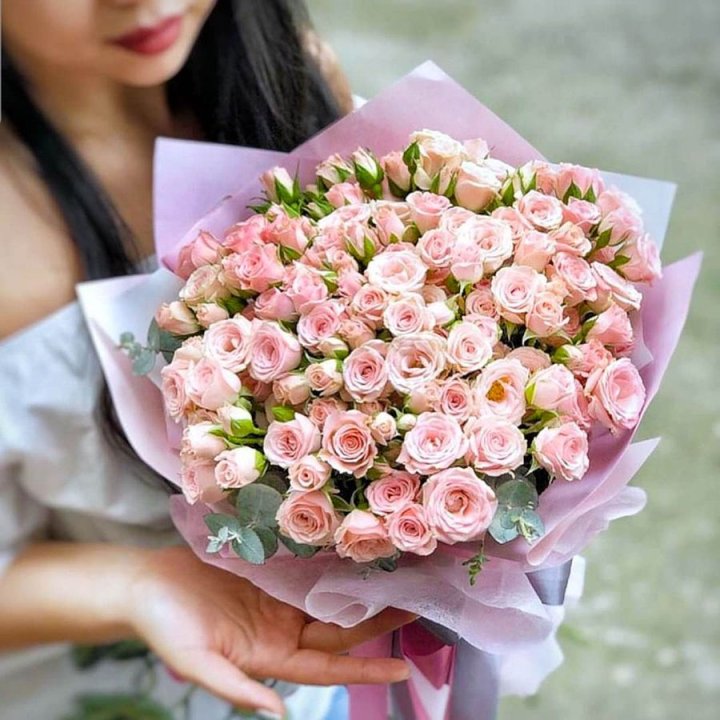 Кустовые розы с эвкалиптом в Энгельсе