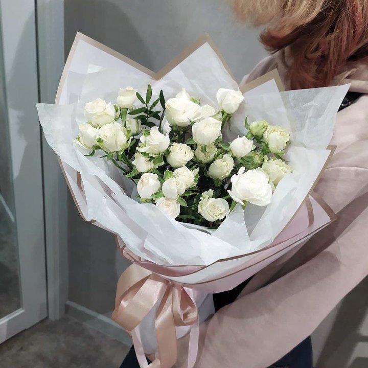 Белоснежные кустовые розы в Энгельсе