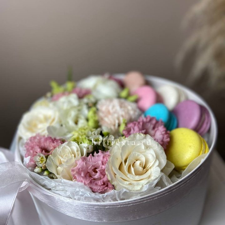 Цветы в цилиндре с макаронс "Прованс" в Энгельсе