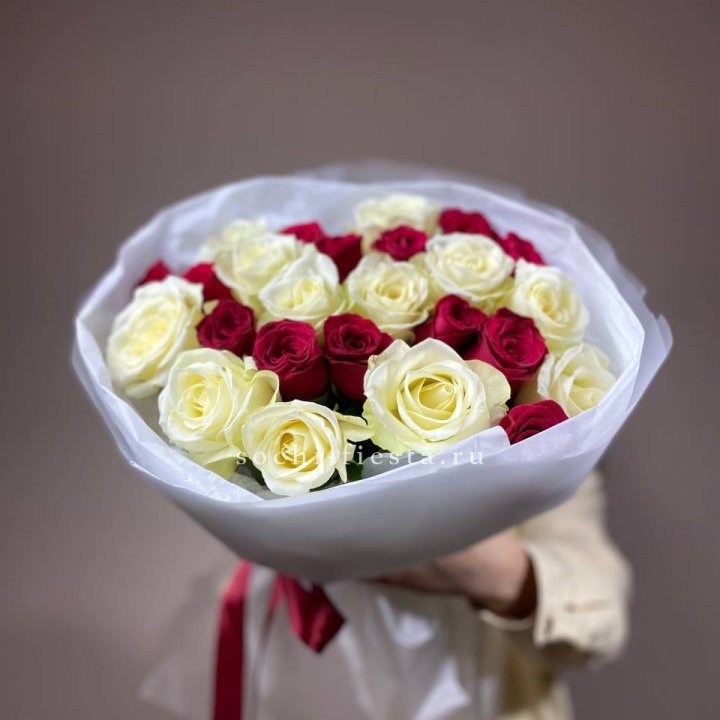 Букет их красных и белых 25 роз в Энгельсе
