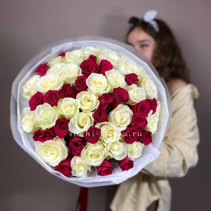 Микс из 55 роз в Энгельсе