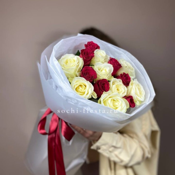 Букет из красных белых 15 роз в Энгельсе