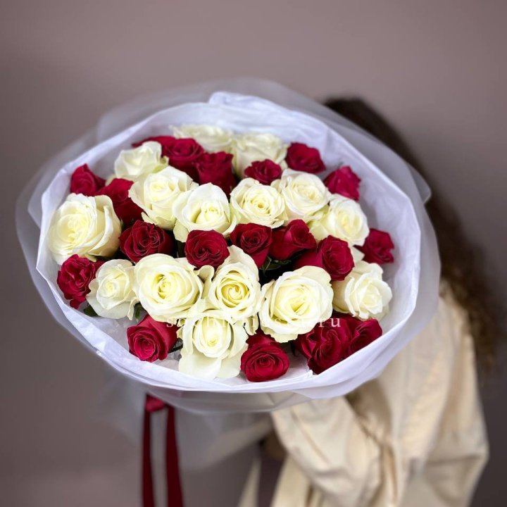 Букет из красных белых 35 роз в Энгельсе