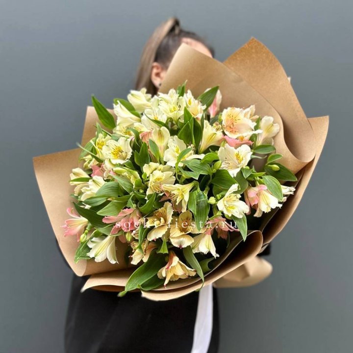 Букет альстромерий в крафте в Энгельсе