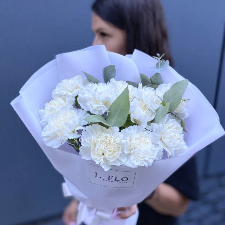 Букет белых диантусов с эвкалиптом в Энгельсе