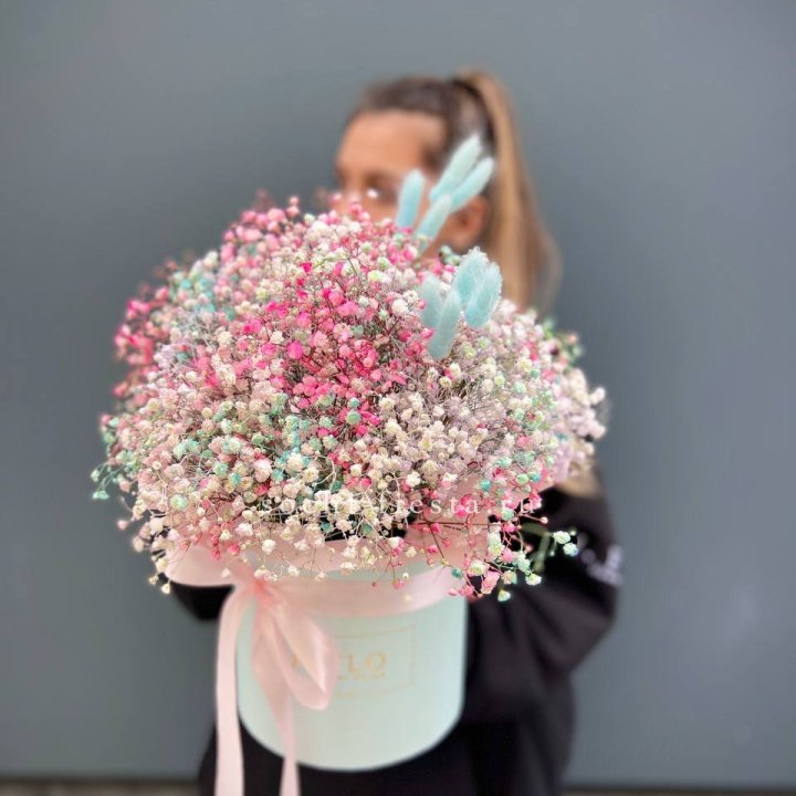 9 Радужных гипсофилы в шляпной коробке в Энгельсе