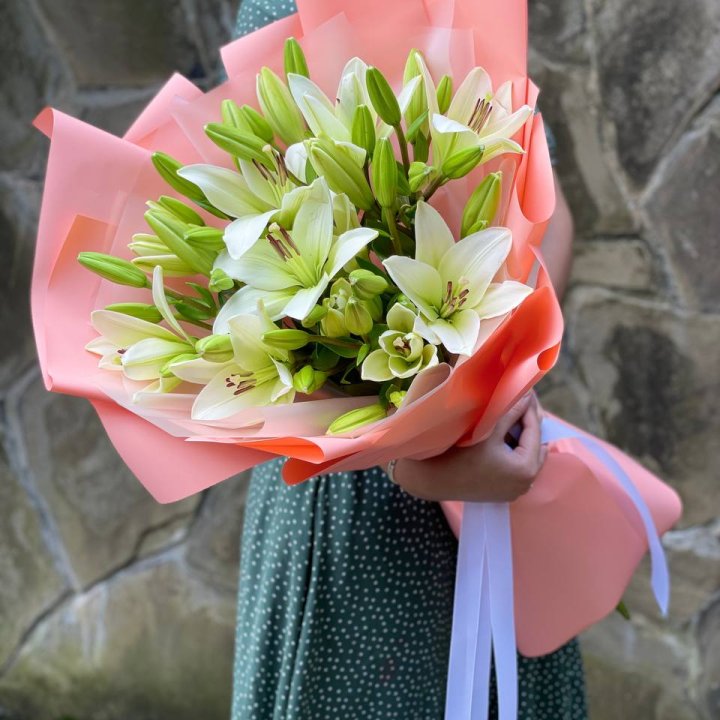 Букет из 7 белых лилий в Энгельсе