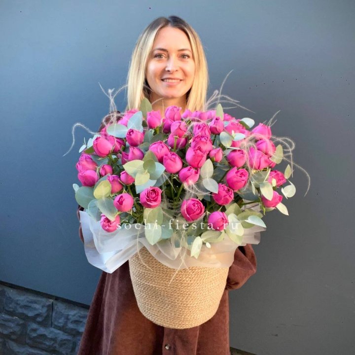 Пионовидные розы  в джутовом кашпо  в Энгельсе