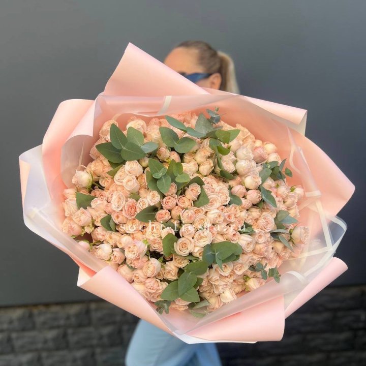 101 кустовая роза с эвкалиптом в Энгельсе