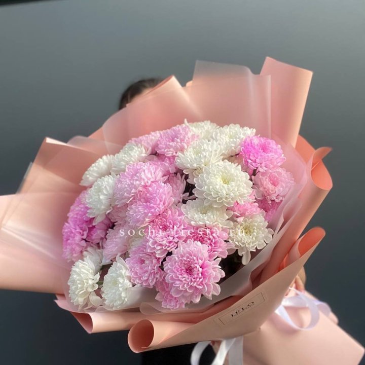  Букет бело-розовых хризантем  в Энгельсе