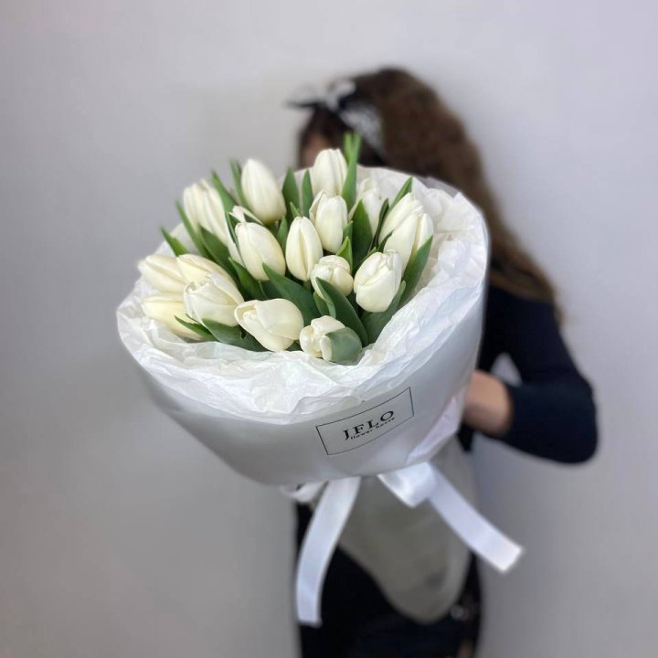  19 белых воздушных тюльпанов в Энгельсе