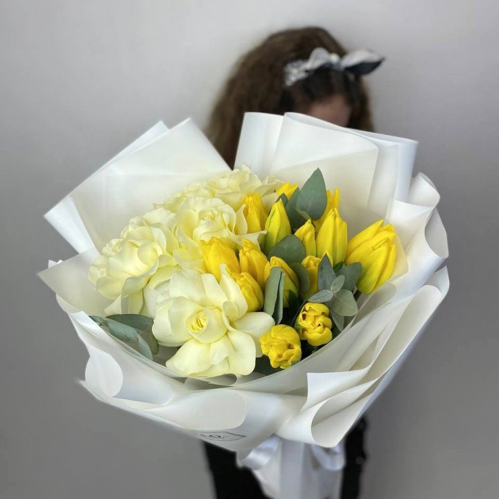 Дуо жёлтые тюльпаны и розы в Энгельсе