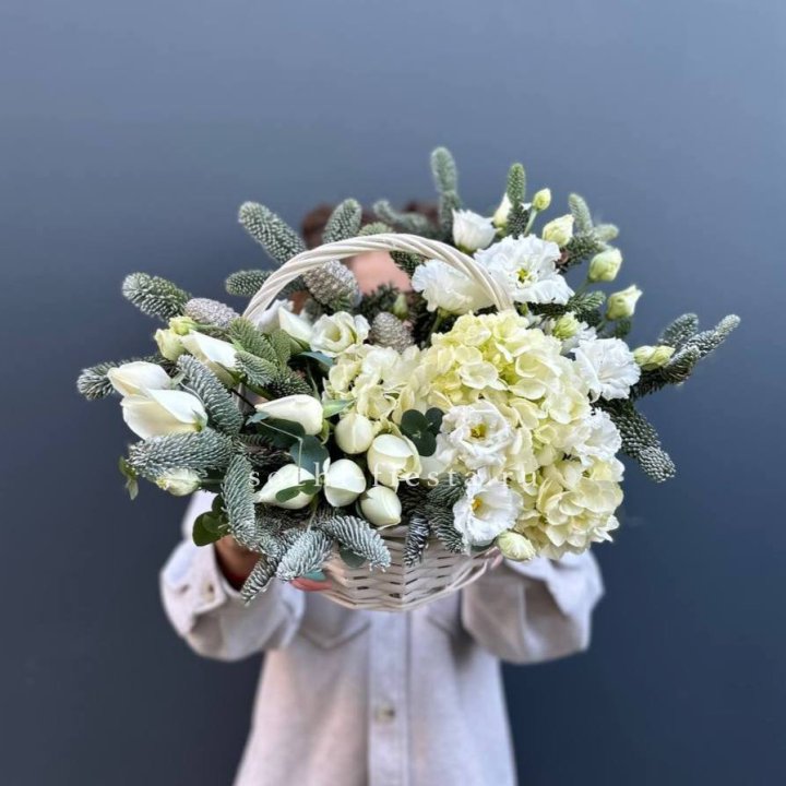 Новогодняя корзина с цветами в Энгельсе