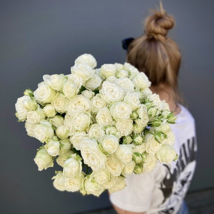 Охапка кустовых роз бомбастик  в Энгельсе