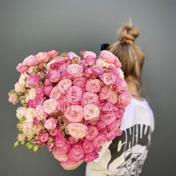 Охапка кустовых роз бомбастик пинк в Энгельсе