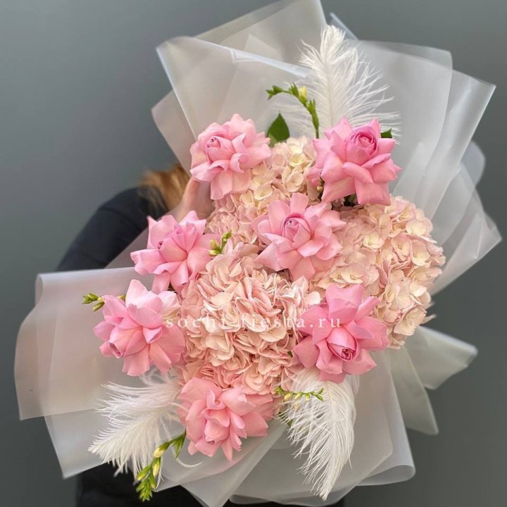 Букет  из гортензий и розовых роз в Энгельсе