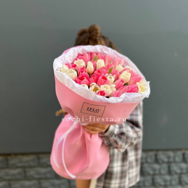 51 бело-розовый тюльпан в Энгельсе