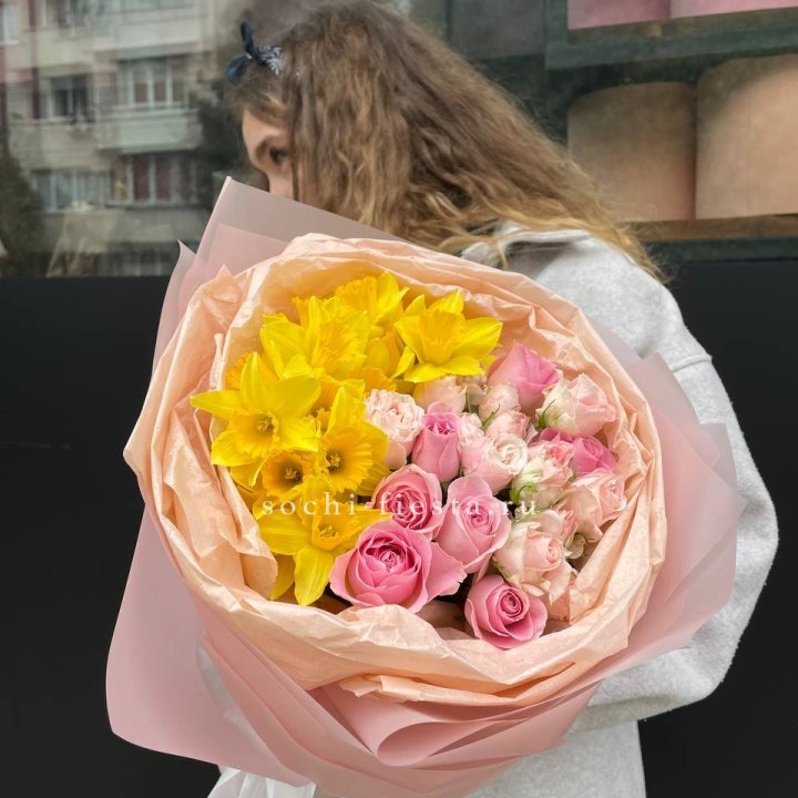 Букет роз и нарциссов в Энгельсе