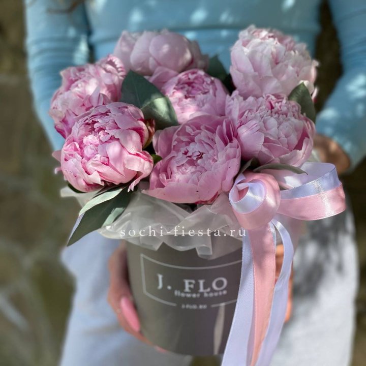 Цилиндр пионов с эвкалиптом в Энгельсе