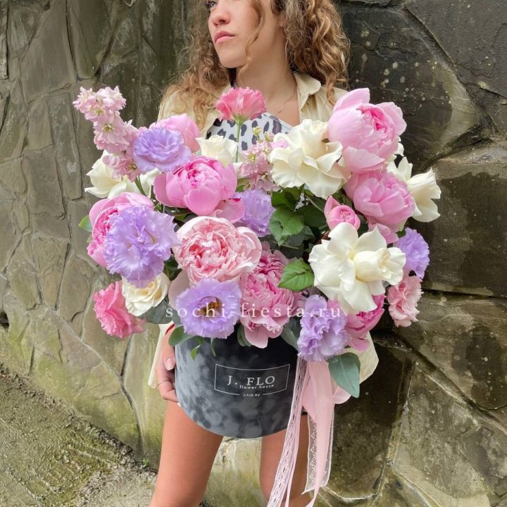 Дизайнерский цилиндр с пионами в Энгельсе