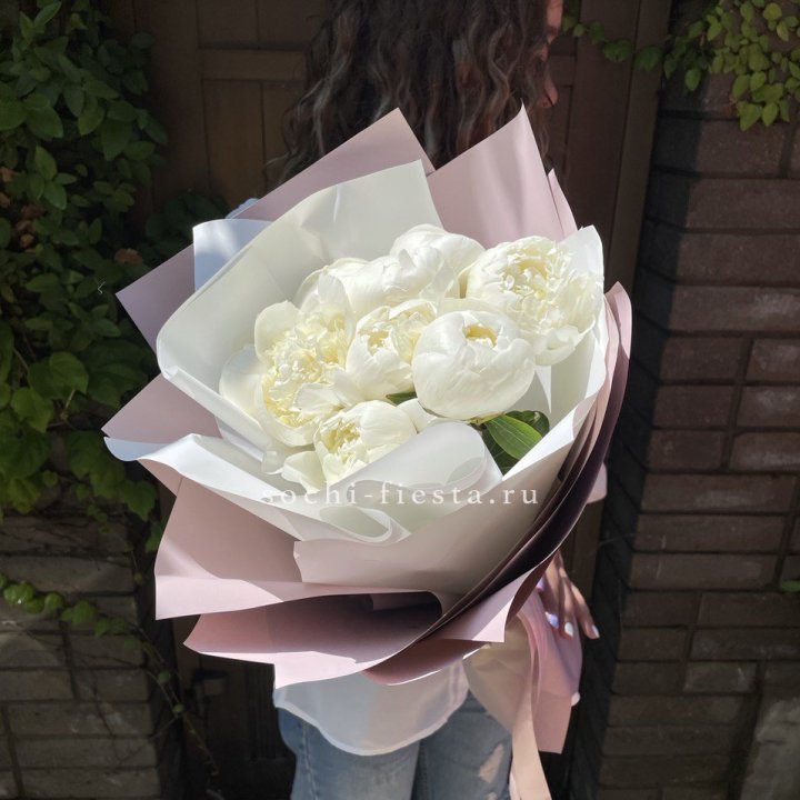 9 белоснежных пионов в Энгельсе