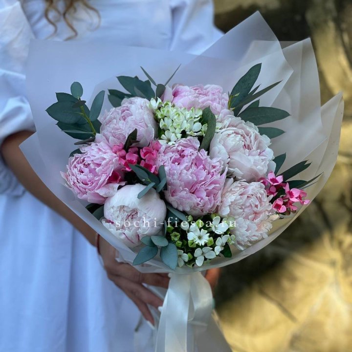 7 зефирных пионов с эвкалиптом в Энгельсе