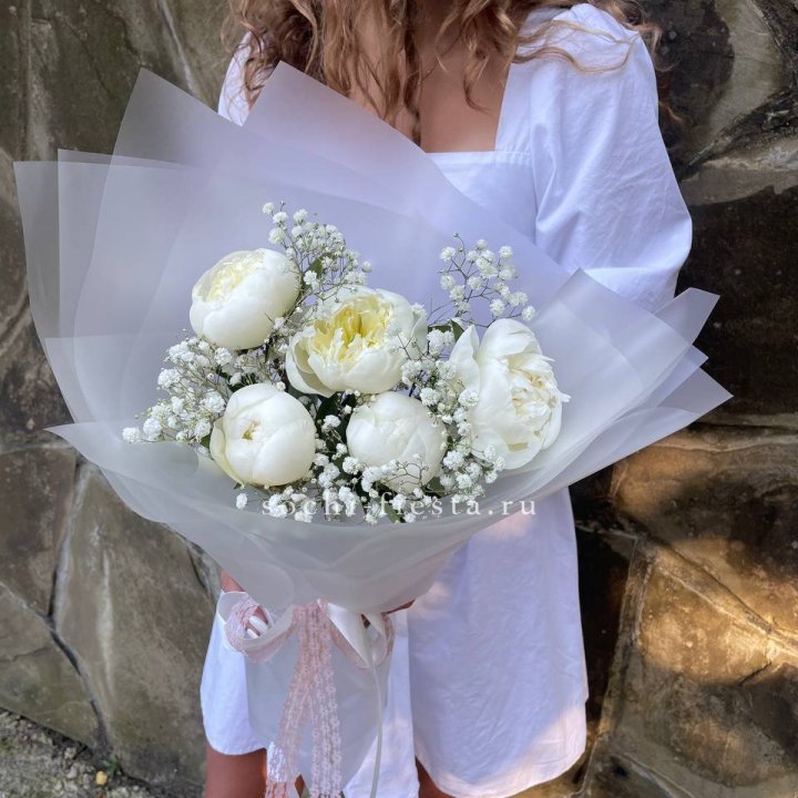 Букет белых пионов "Файв" в Энгельсе