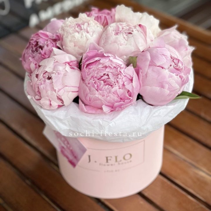 Цилиндр с пионами "Лилу" в Энгельсе