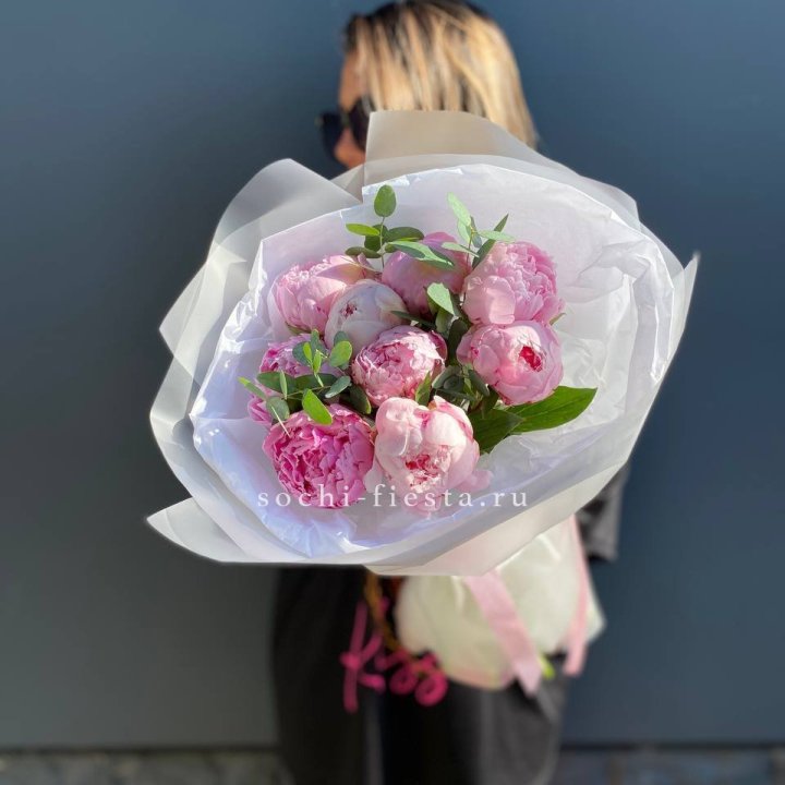 9 пионов с эвкалиптом в Энгельсе