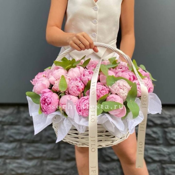 29 пионов в корзине в Энгельсе