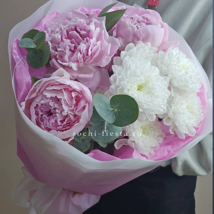  Букет комплимент с пионами в Энгельсе