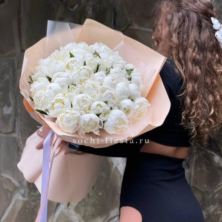 35 белых пион в Энгельсе