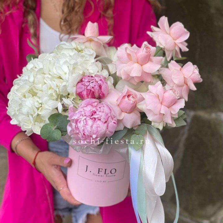 Цилиндр с пионами "Алисия" в Энгельсе