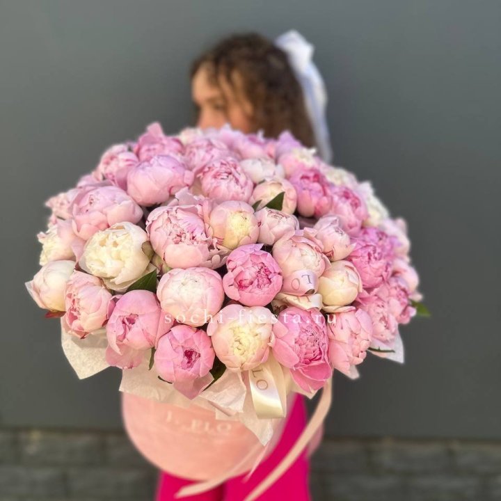 51 нежных пионов  в цилиндре в Энгельсе