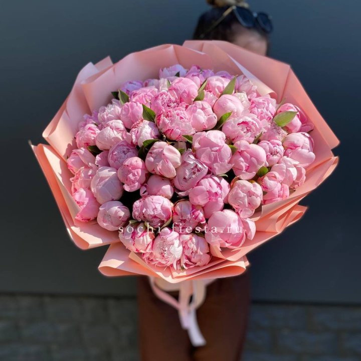 Нежный букет 51 пионов  в Энгельсе