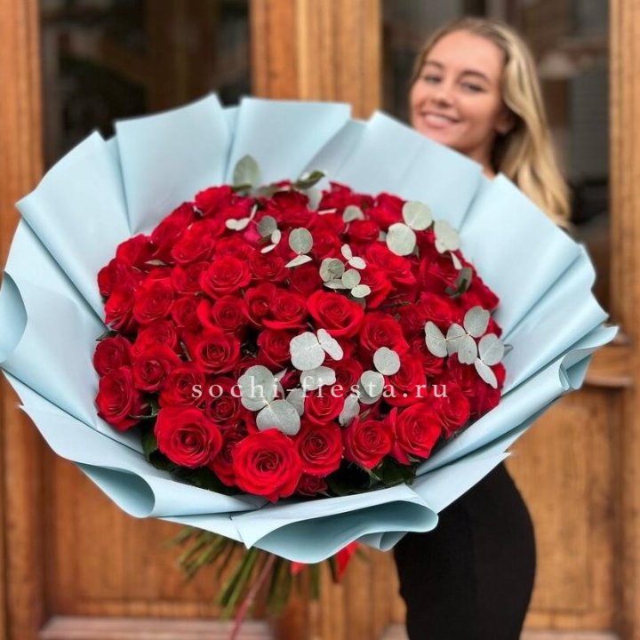 101 красная роза с эвкалиптом в Энгельсе