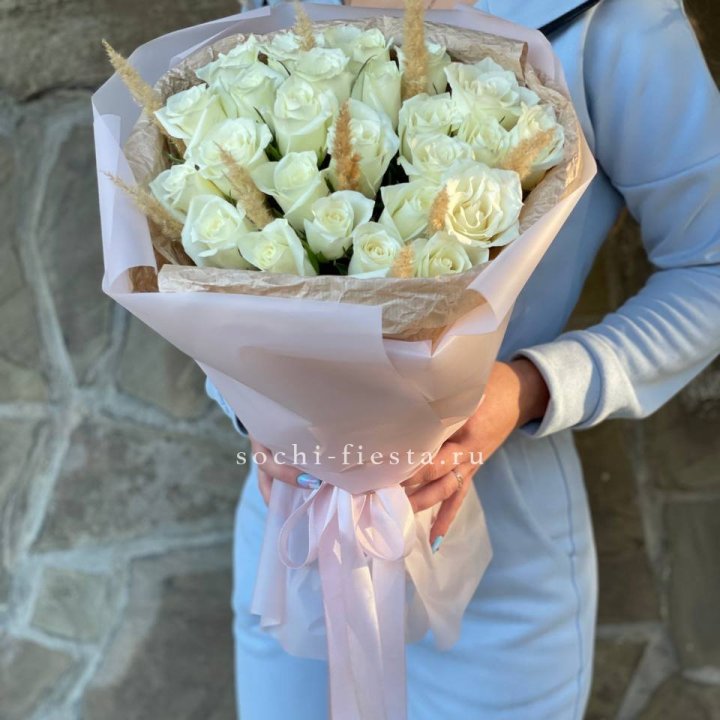 25 белых роз с сухоцветами в Энгельсе