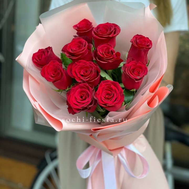 Букет красных роз "Мадам ред" в Энгельсе
