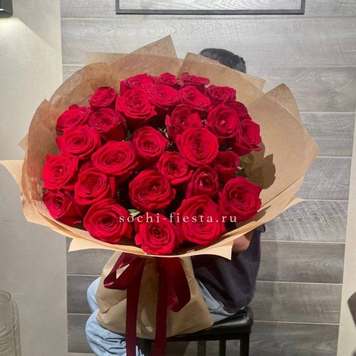 37 красных роз в крафте в Энгельсе