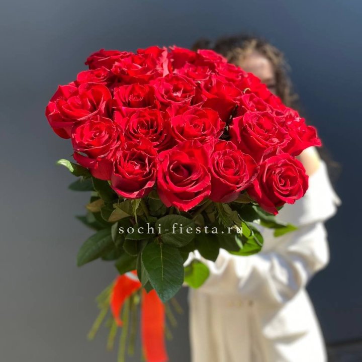 25 высоких красных роз в Энгельсе