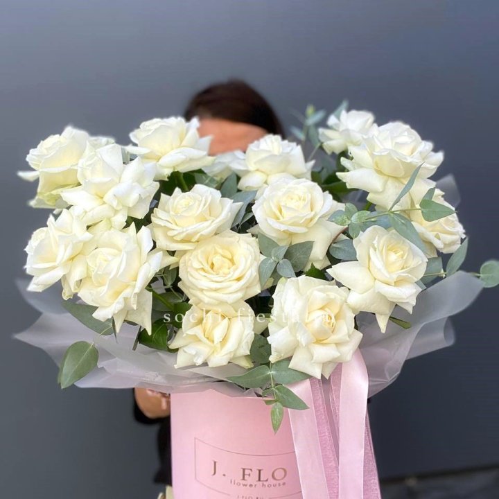 17 Французских белых роз в боксе в Энгельсе