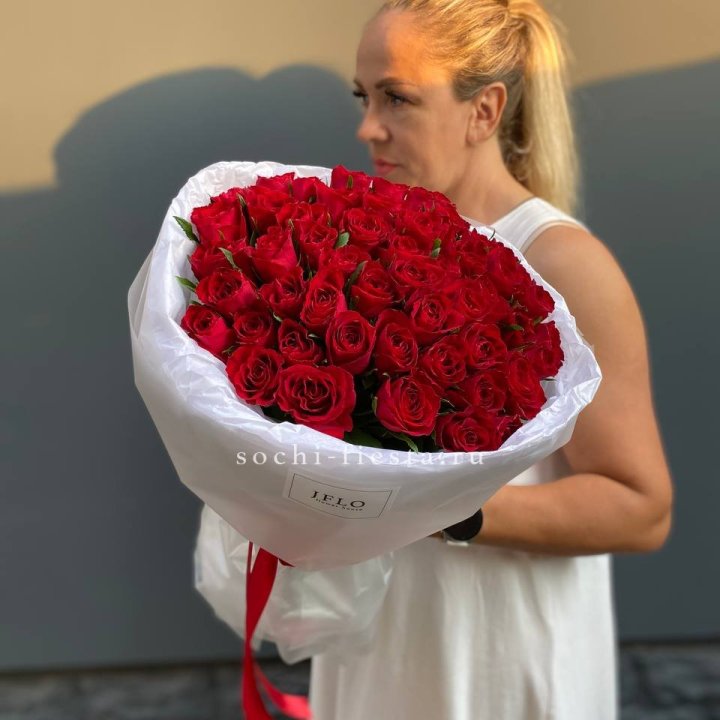 51 роза мадам ред в нежном оформлении в Энгельсе