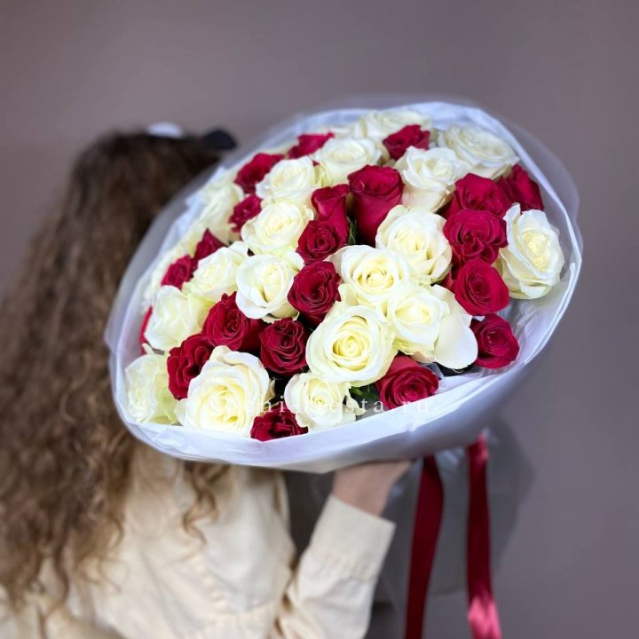 Букет из красных белых 45 роз в Энгельсе